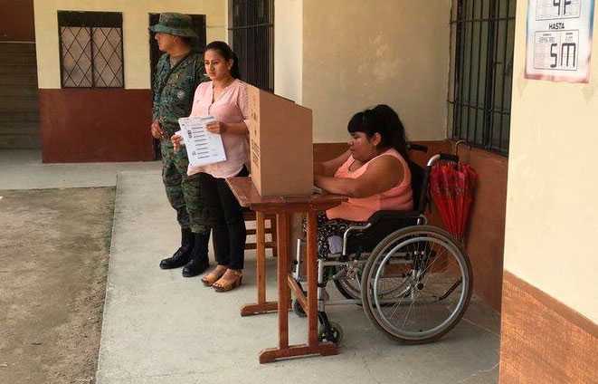 Las personas con discapacidad recibieron atención preferente en los recintos electorales.
