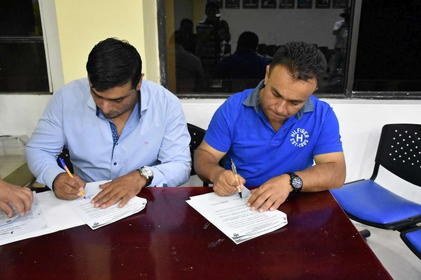 Autoridades suscriben el convenio a favor del el Club Deportivo Primero de Mayo.