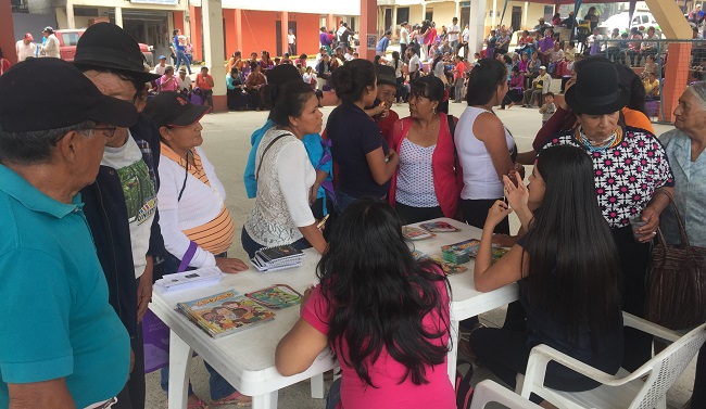 Emprendedores de los Créditos de Desarrollo Humano, quienes exhibieron y comercializaron sus productos gastronómicos y artesanales.