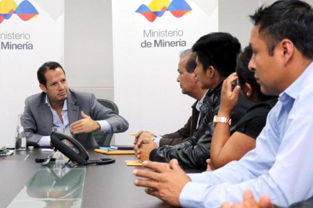 El ministro de Minería, Javier Córdova, recibió en su despacho a los dirigentes de la Federación Shuar de Zamora Chinchipe.