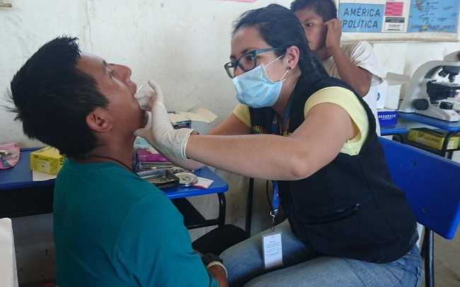 Médicos visitan comunidades de difícil acceso.