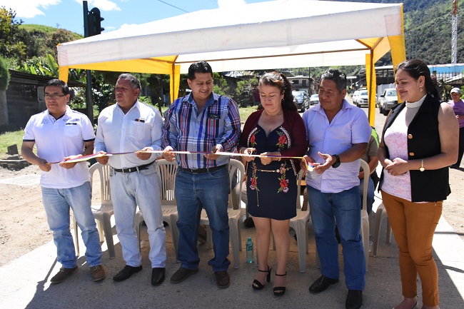Autoridades y ciudadanía testigos de la entrega de semáforos para la parroquia.