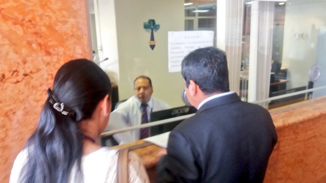 Momentos en que presentaba el oficio ante la Asamblea Nacional.