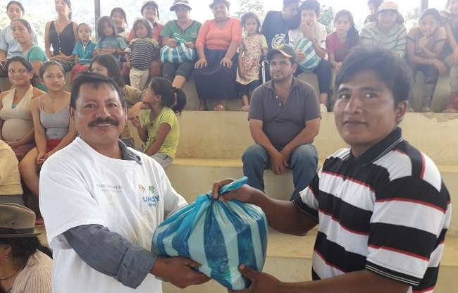 Habitantes de los barrios recibieron kits de ropa.