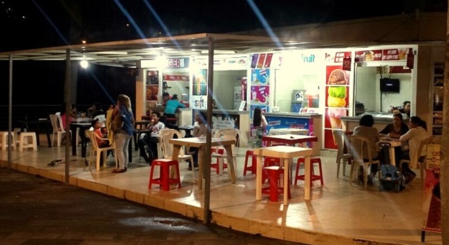 Dentro del componente físico de la obra, se edificó un patio de comidas el cual ha generado emprendimientos a varias familias.