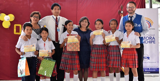 Estudiantes participantes del concurso junto a docentes y autoridades educativas.