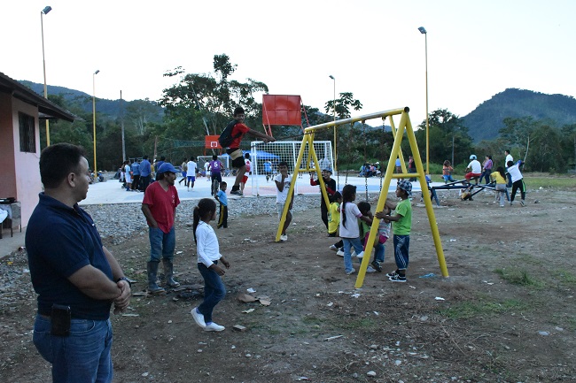 Autoridades municipales entregaron obras a los habitantes.