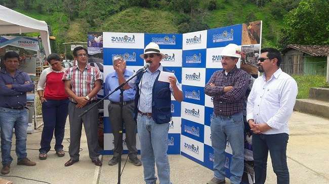 Autoridades colocaron la primera piedra para el inicio de trabajos.