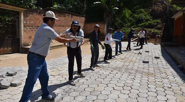 Personal municipal y de policía colocaron los adoquines en las calles de Zamora.