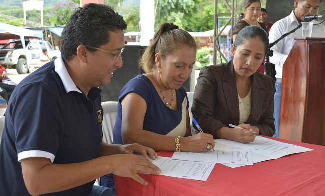 Autoridades suscribieron el convenio de vialidad.