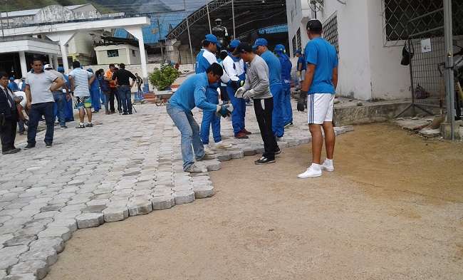Personal municipal y policía nacional colocaron adoquines.