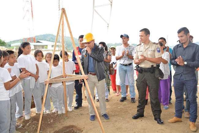 Autoridades colocaron la primera piedra para la ejecución de la obra.