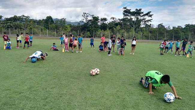 60 niños y niñas participan en la escuela de fútbol.