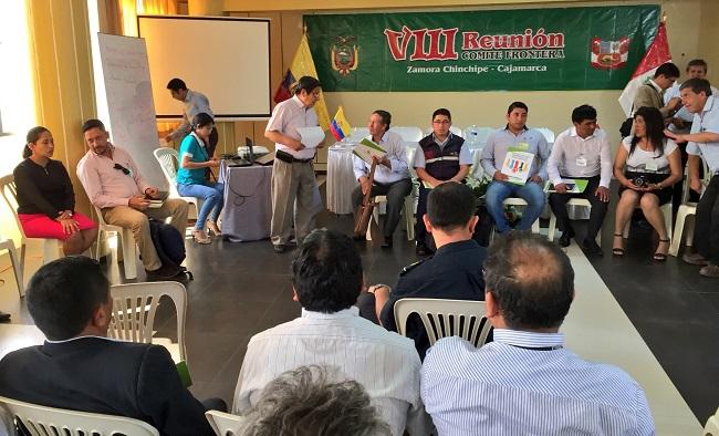 Autoridades formaron mesas de trabajo durante la reunión binacional.