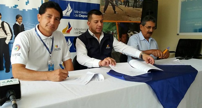 Autoridades se comprometieron suscribieron el convenio que beneficiará a los estudiantes de Zamora- Yacuambi.