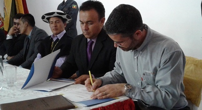 Autoridades suscribieron los convenios durante la sesión solemne.