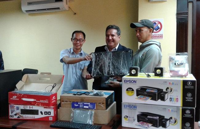 Autoridades entregaron el lote de computadoras a los beneficiarios.