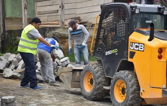 Empleados municipales y habitantes del sector colaboraron con la minga.