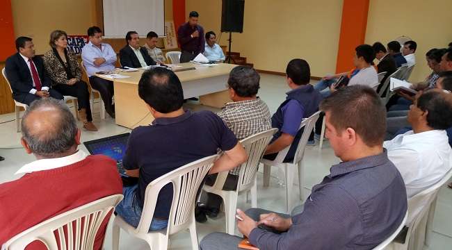 Autoridades provinciales y cantonales participaron en la reunión.