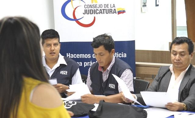 Trabajan voluntariamente ocho horas a la semana y solucionan conflictos internos de su población.
