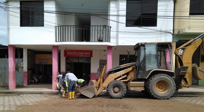 Obreros municipales trabajan en colocación de adoquín.