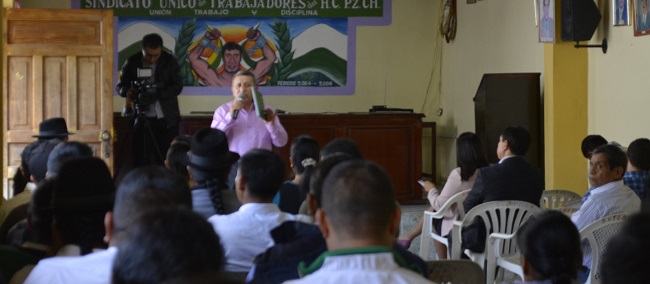 Luis Lluglla, coordinador General del Conga, realizó el lanzamiento del libro.