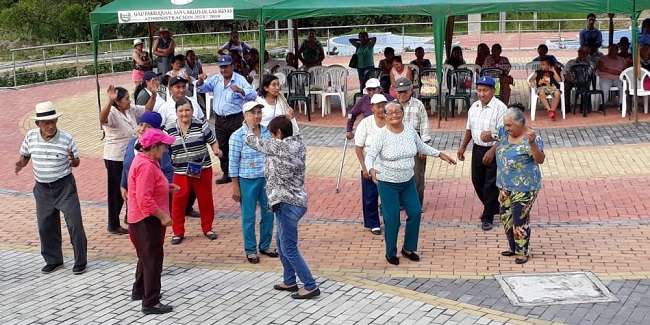 Adultos mayores bailaron durante la inauguración del proyecto social.