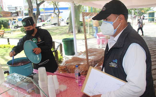 Arcsa verifican las prácticas correctas de higiene y manipulación de alimentos, como adecuado almacenamiento