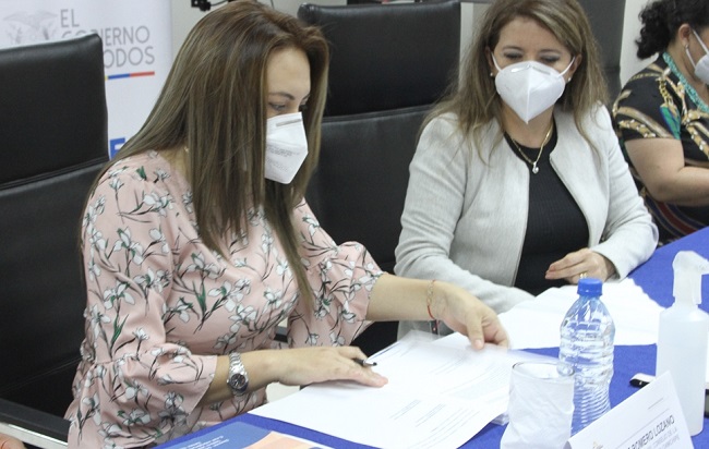 La firma de transferencia del bien, se realizó, entre María Alexandra Román, coordinadora general administrativa financiera del MIES y la Directora Provincial del CJ de Zamora