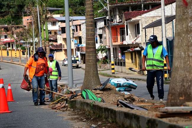 35 trabajadores municipales trabajan en la obra de regeneración urbana.