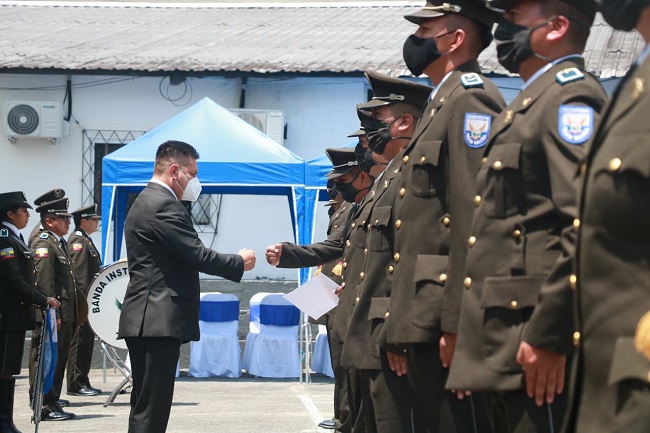 307 servidores policiales recibieron reconocimiento.