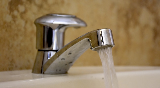 racionamiento del servicio de agua potable en horarios de: 22h00 hasta las 05h00