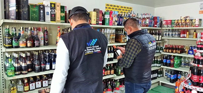 El personal de control sanitario socializó con los propietarios de los establecimientos la aplicación de descarga gratuita Arcsa Móvil