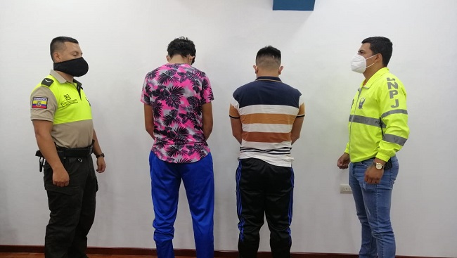 se aprehendió a Jaime V. de 24 años y Carlos T. de 18 años respectivamente, por asalto y robo en el sector Nambija