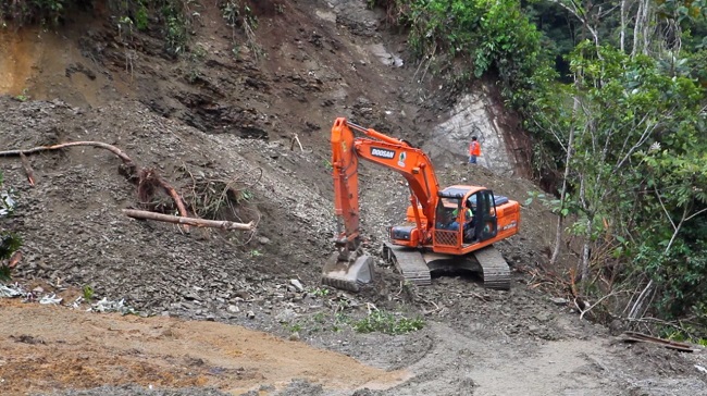 Se trata de una vía de dos kilómetros que comprende trabajos de apertura, ensanchamiento, lastrado y todas las obras básicas