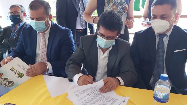 Además se suscribió una carta de compromiso con el Municipio Local por 800.000 dólares para la construcción de la avenida de ingreso y mirador el Colorado.