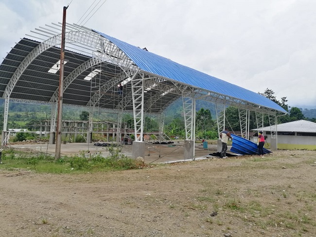 En el barrio El Oso, se trabaja con el proyecto de construcción del graderío y cubierta sobre la cancha de uso múltiple de la escuela Manuel Guñay