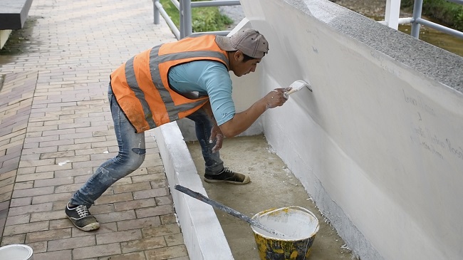invierten 17 mil dólares aproximadamente en trabajos como: colocación de basureros, reposición de adoquín etc.