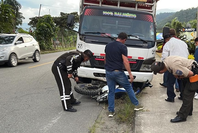 El choque se registro en la vía Zamora - Yanzatza, en el sector conocido como la Gasolinera Pista.