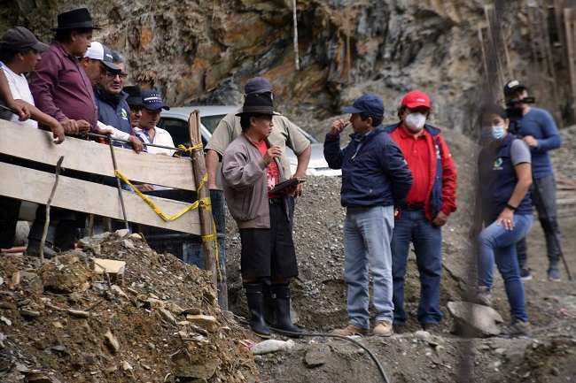 l Prefecto Cléver Jiménez, recorrió el cantón Yacuambi con la finalidad de constatar en territorio el avance de importantes obras que se desarrollan en la zona