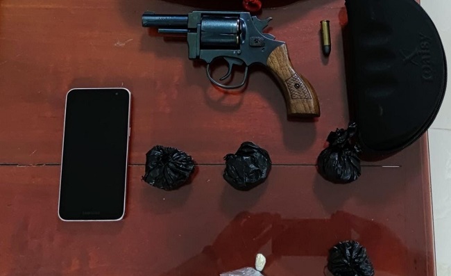 Evidencia: 33 dosis de marihuana, 01 arma de fuego calibre marca colt y 06 municiones sin percutir calibre 3