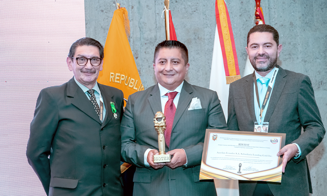 Pie de foto: Izquierda: Econ. Nelson Guillermo García Tapia, director general del IESS, entregó el premio SSOTER de Oro a Javier Goyes, gerente de Salud y Seguridad, y Andrés Hadathy, gerente de Recursos Humanos de Lundin Gold.