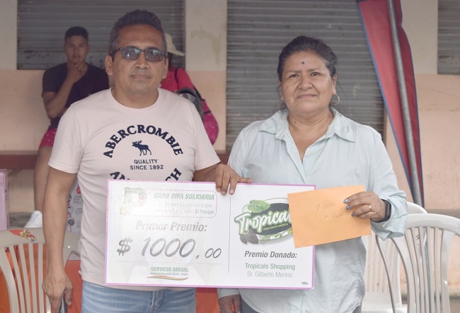 Ganadores recibieron los premios durante la rifa.
