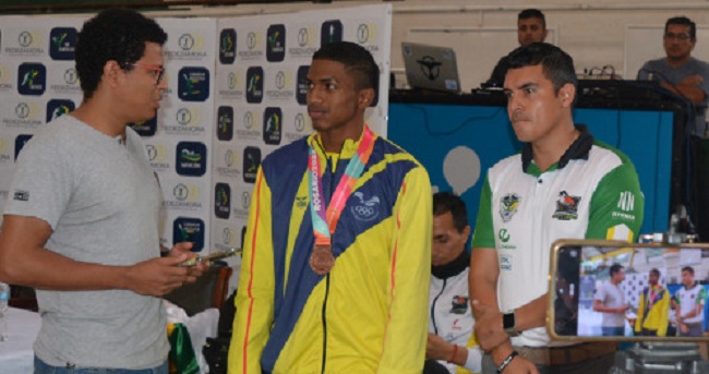 Administradores de la FEDE Zamora entregaron un reconocimiento al pesista zamorano