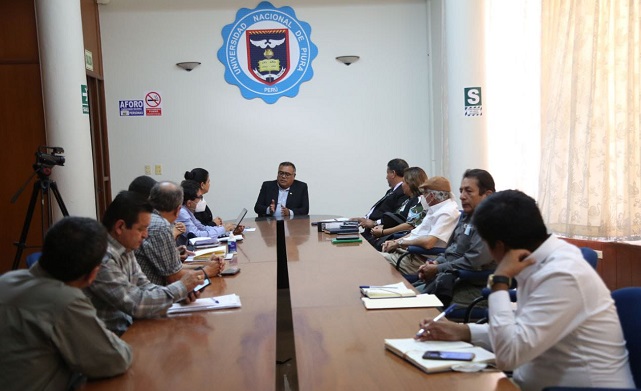 Los parlamentarios mantuvieron una reunión con el rector Omar Vences Martínez, rector de la Universidad Nacional de Piura