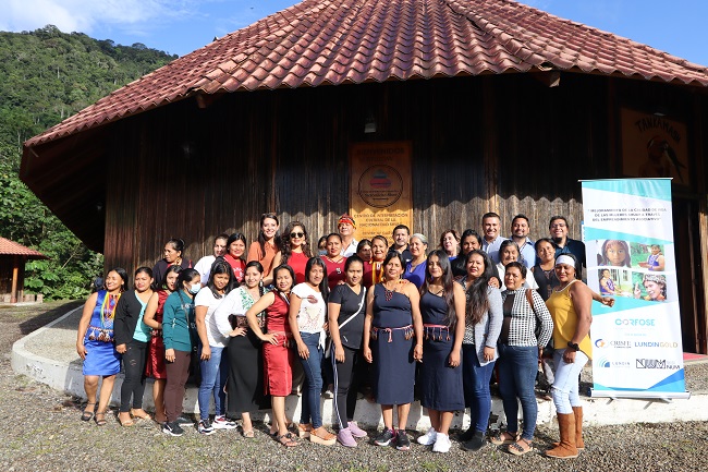 Beneficiarias del programa junto con representantes de CORFOSE, CRISFE, Fundación Lundin, Lundin Gold, ShuarNum y Federación Shuar de Zamora Chinchipe