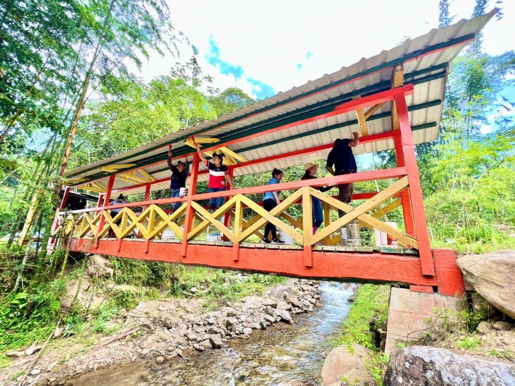 Personal del GAD Cantonal adecenta los lugares turísticos de Paquisha,