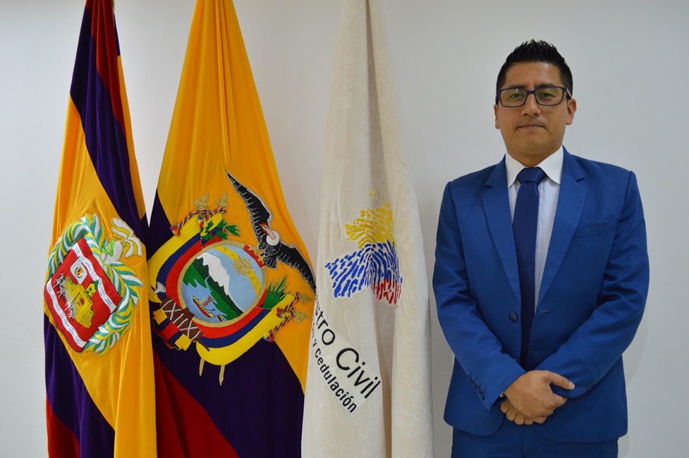 Luis Villegas, es abogado de los Tribunales de la República del Ecuador