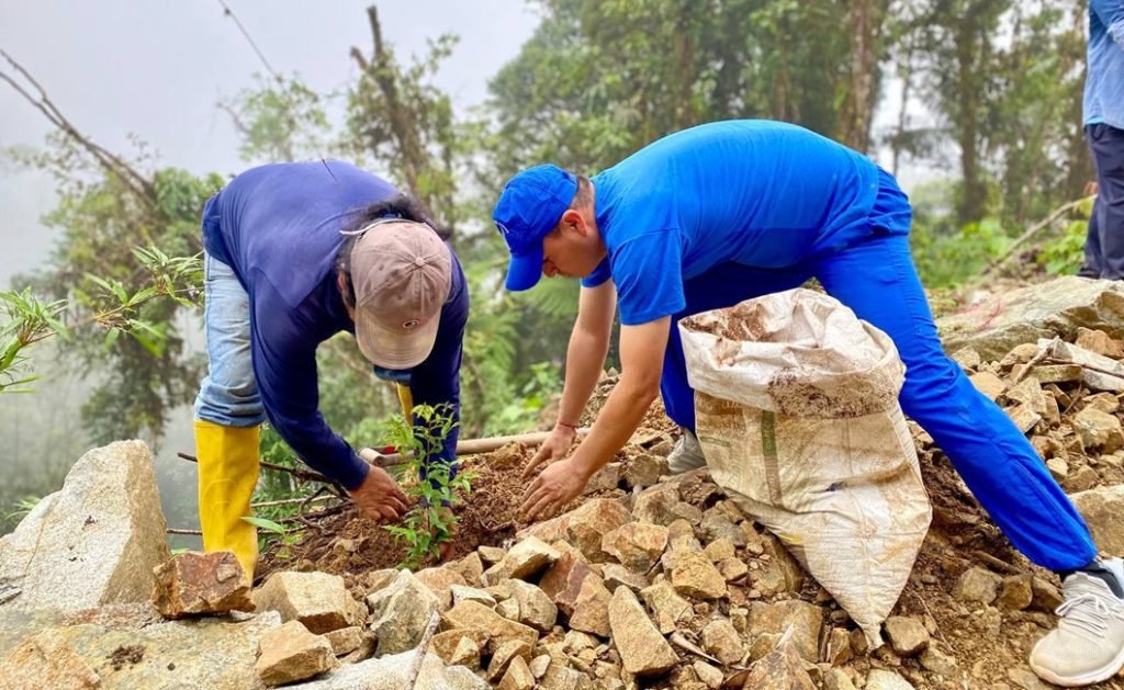 El equipo técnico ambiental de la Prefectura a través de los proyectos de reforestación y educación ambiental, coordinan estas actividades con las comunidades, escuelas y colegios.