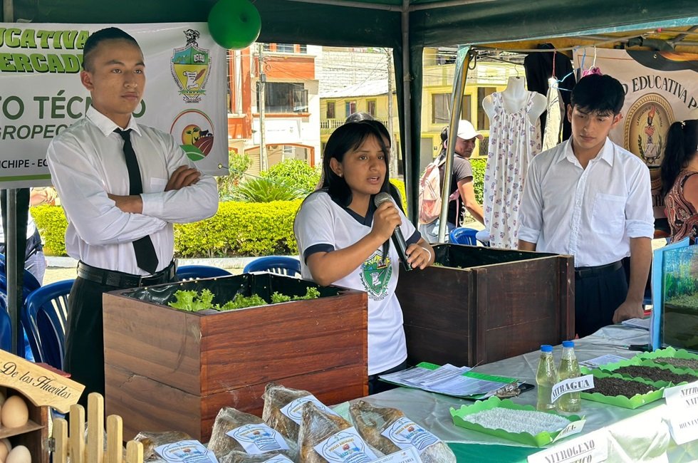Estudiantes exponiendo su proyecto educativo ante autoridades zonales.